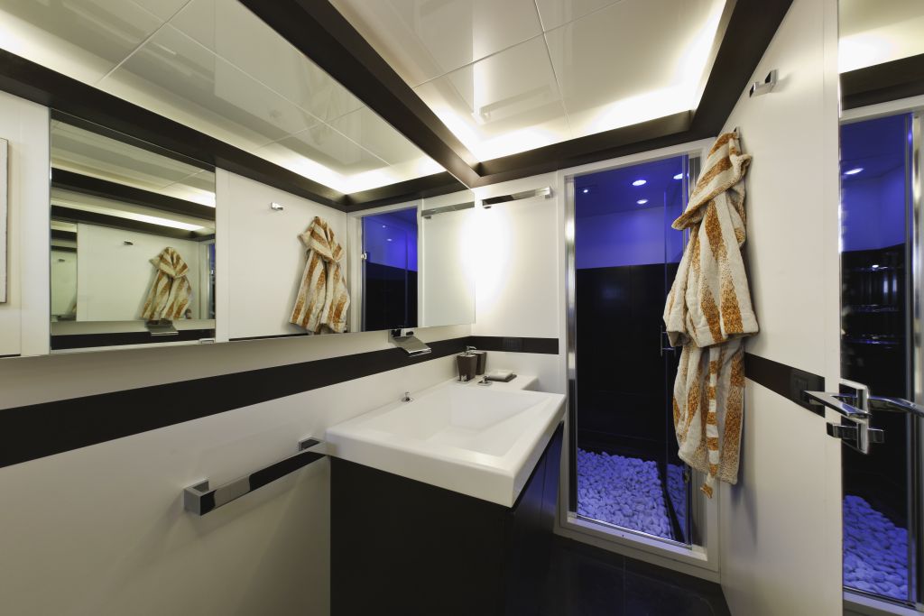 italy-tuscany-viareggio-tecnomar-velvet-100-luxury-yacht-master-bathroom.jpg